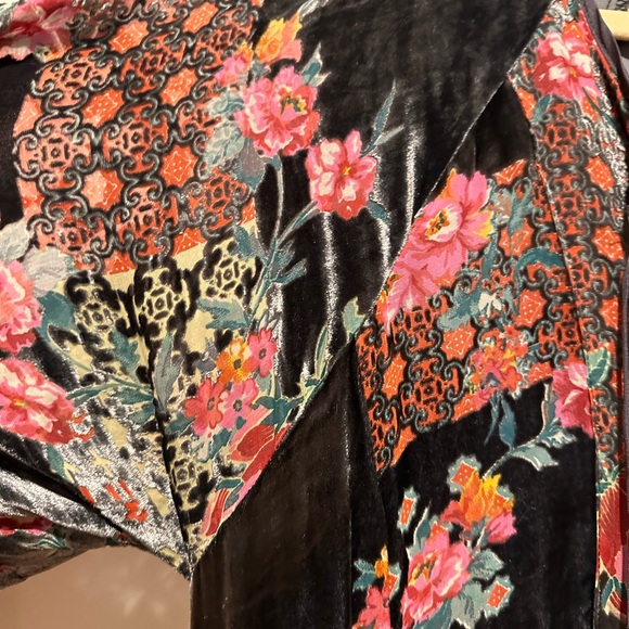 Johnny was
Not sure but it’s Gorgeous and heavy with beautifuliful fabric - Picture 13 of 17